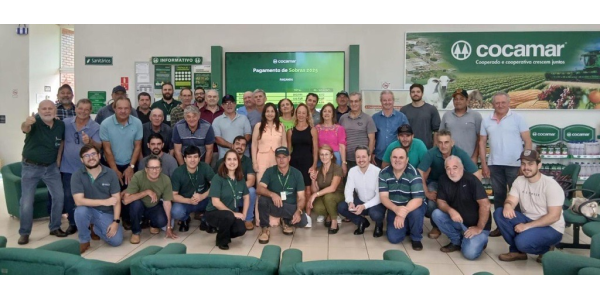 Cooperados comemoram a distribui&ccedil;&atilde;o de sobras