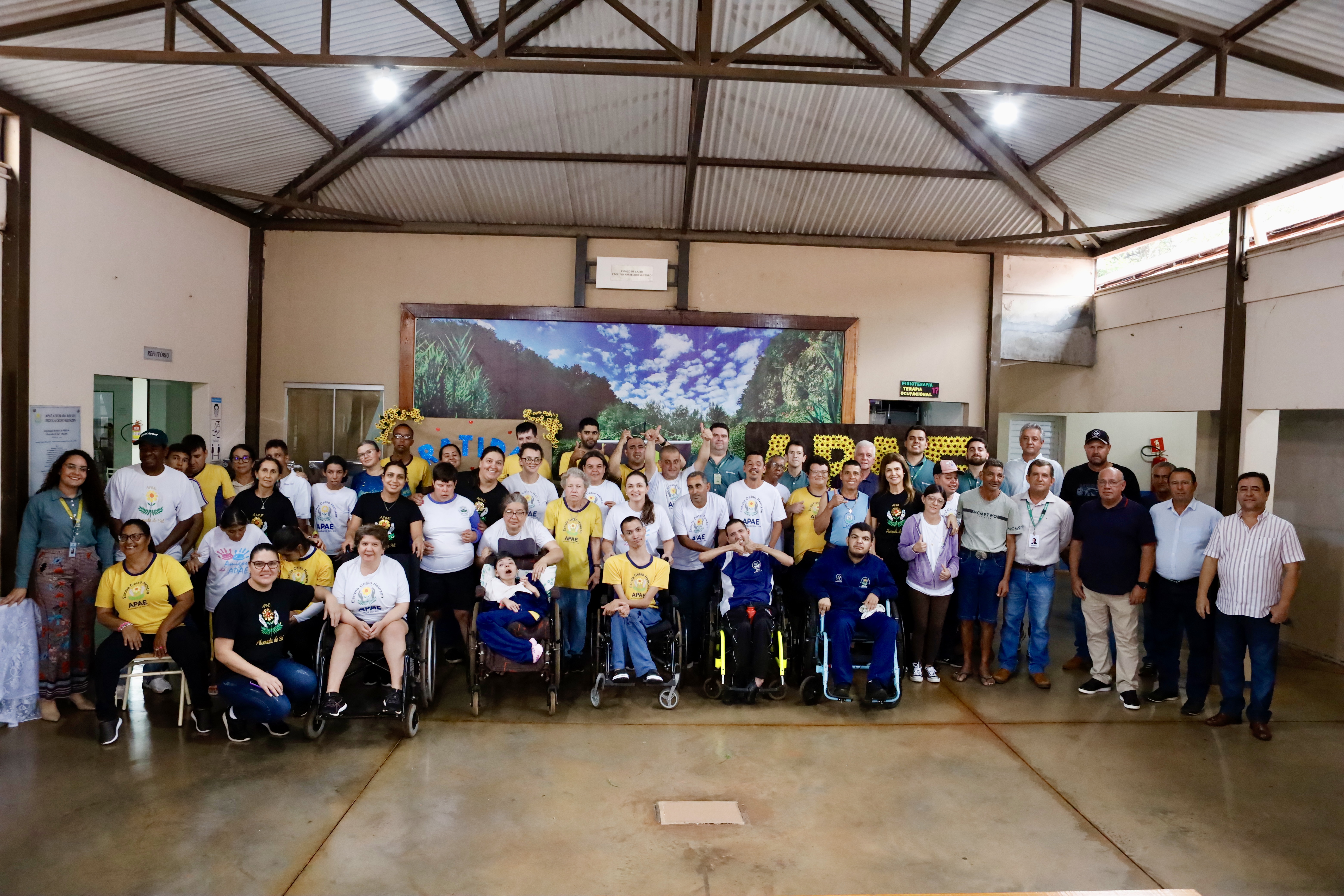 Apae de Alvorada do Sul recebe sistema de energia solar doado pelos cooperados da Cocamar