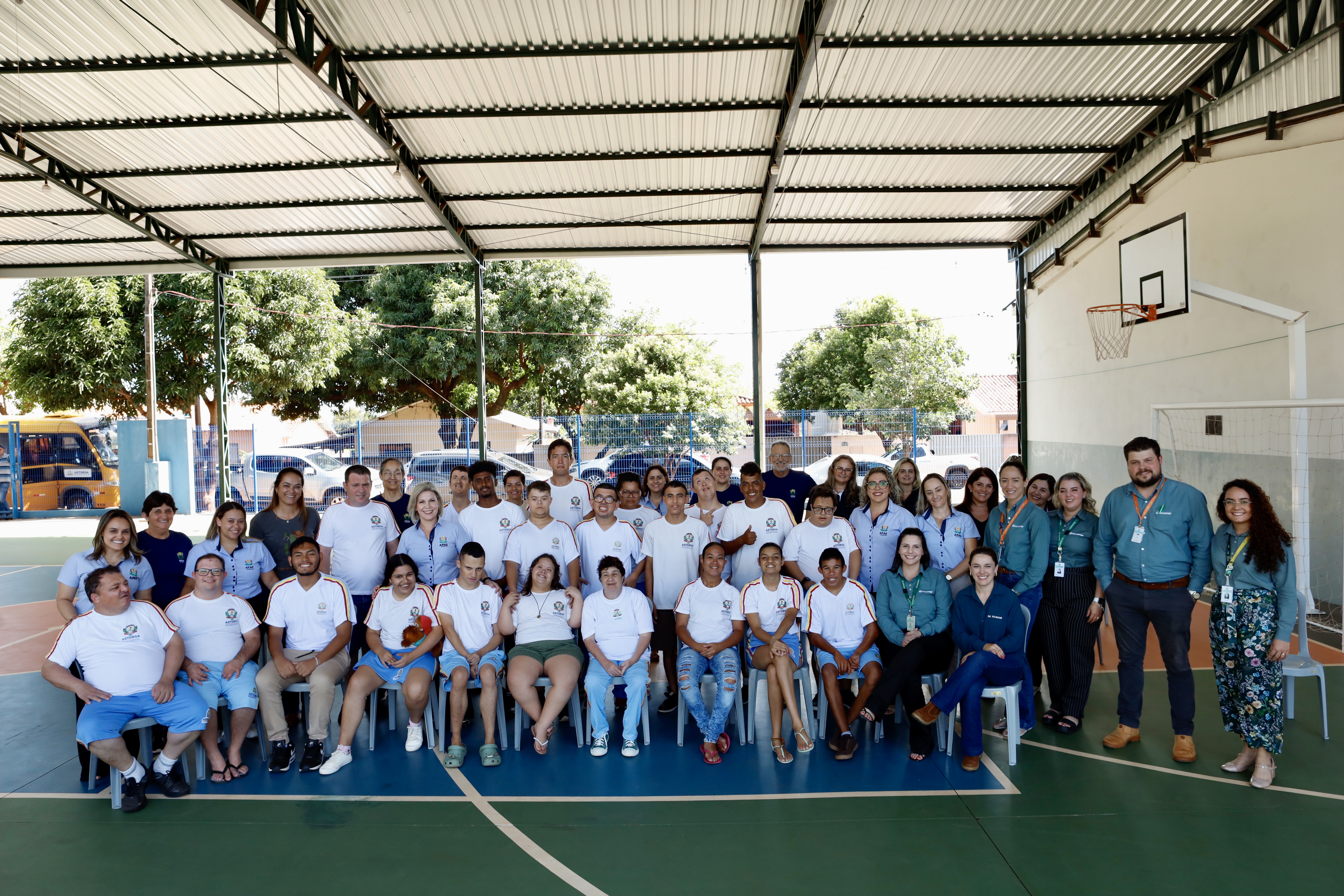 Apae de Astorga recebe sistema de energia solar doado por cooperados