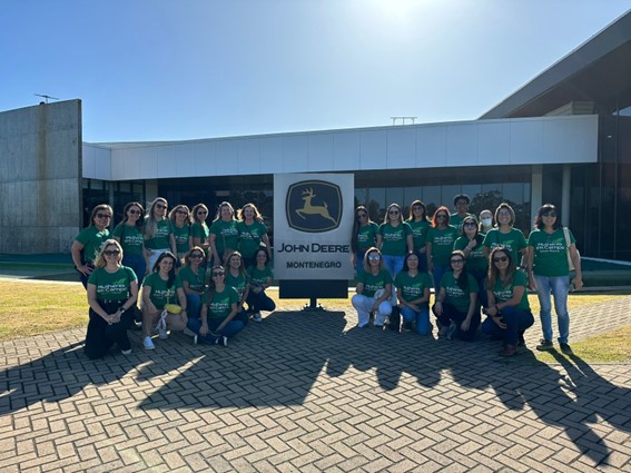 Grupo de produtoras visita a Fábrica de tratores John Deere em Montenegro, RS