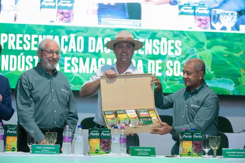 Na Cocamar, governador, secretários e lideranças ressaltam o novo empreendimento industrial da cooperativa