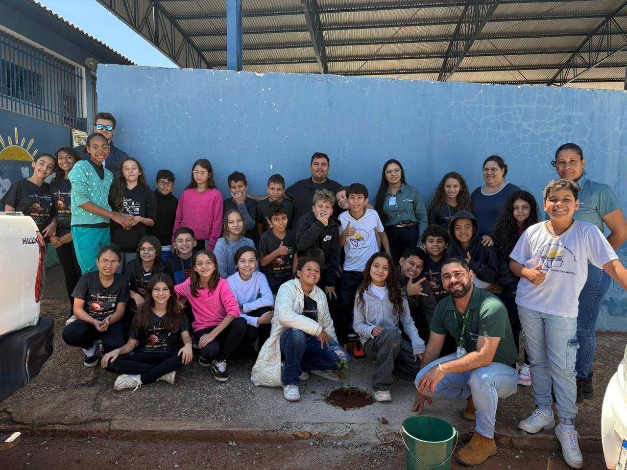 Em Nova Fátima, Cocamar participa de plantio de árvores em escola
